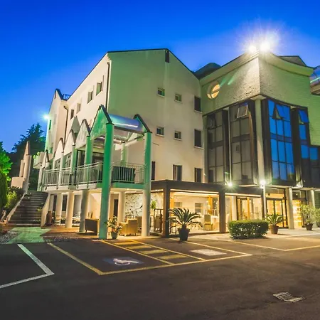 Отель Park Ai Pini & Restaurant Ai Pini Местре