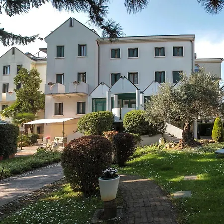 Отель Park Ai Pini & Restaurant Ai Pini