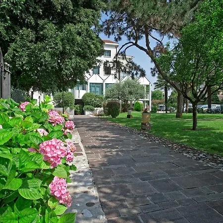Отель Park Ai Pini & Restaurant Ai Pini Местре